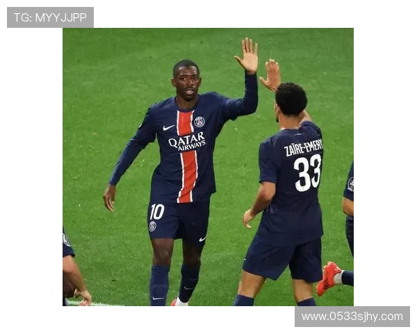 曼联球星精彩足球技艺展示,震撼球场瞬间回顾与分析 曼联球星精彩足球技艺展示,震撼球场瞬间回顾与分析